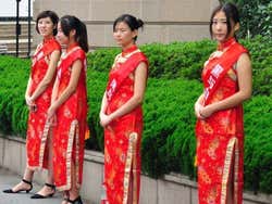 Hôtesses devant le Musée d'Art de Shanghai